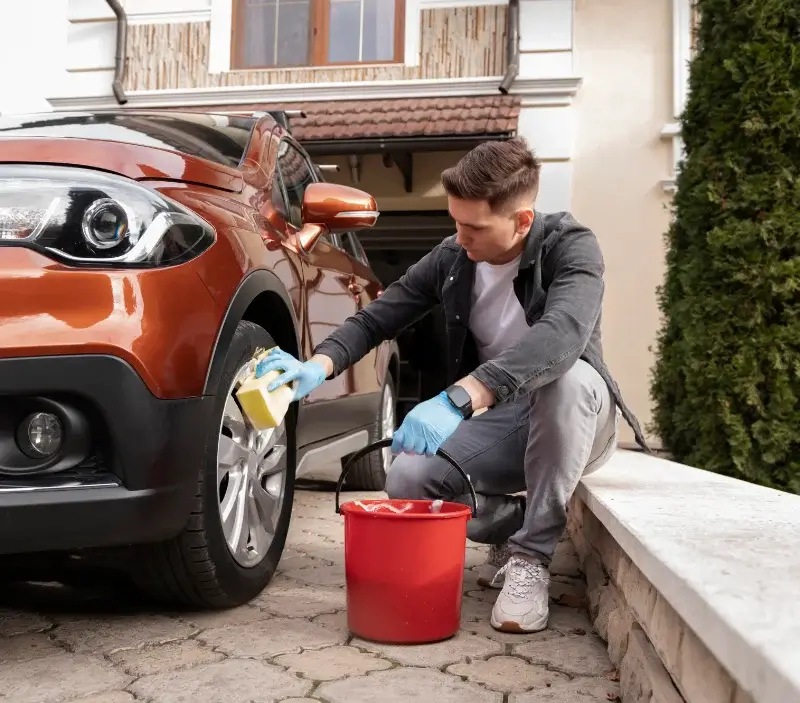 Lavage auto à domicile Saint-André-de-Sangonis : professionnel intervenant sur un véhicule